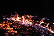 Glut und Feuer beim Feuerlaufen